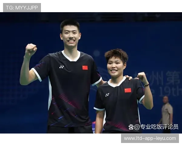 羽毛球对手被反弹球整得毫无还手之力