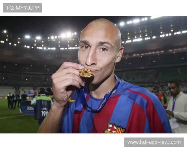 巴萨亨里克快速反击推射成功：速度与信念在草地上的绽放